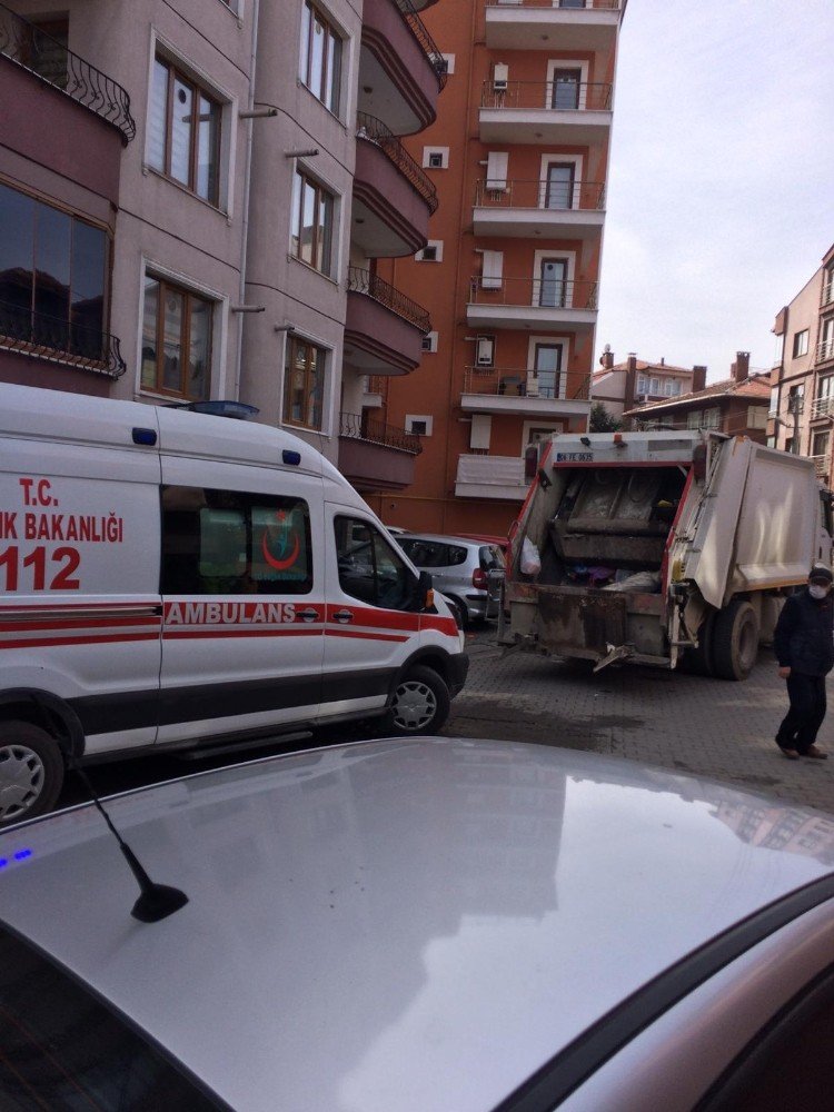 Çöp Kamyonu Yayaya Çarptı: 1 Yaralı