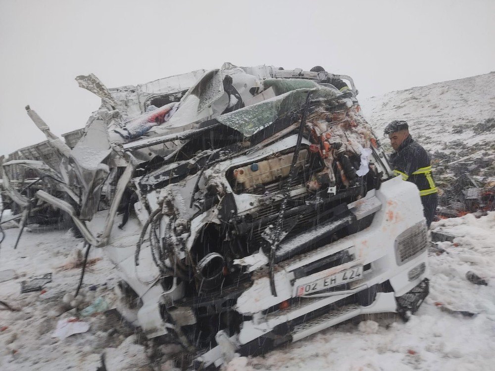 Ağrı’da Tır Şarampole Devrildi: 2 Ölü