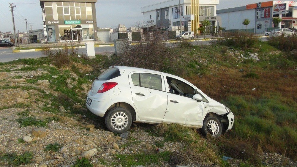 Otomobil Ticari Araçla Çarpıştı: 3 Yaralı