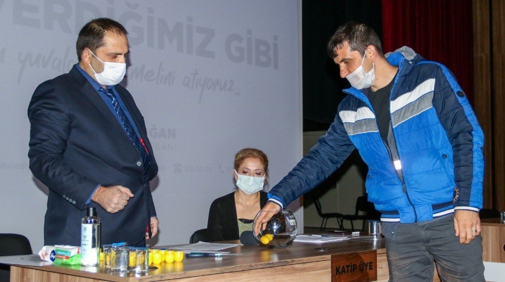 Biga Belediyesi Toplu Konutlarında Kuralar Çekildi