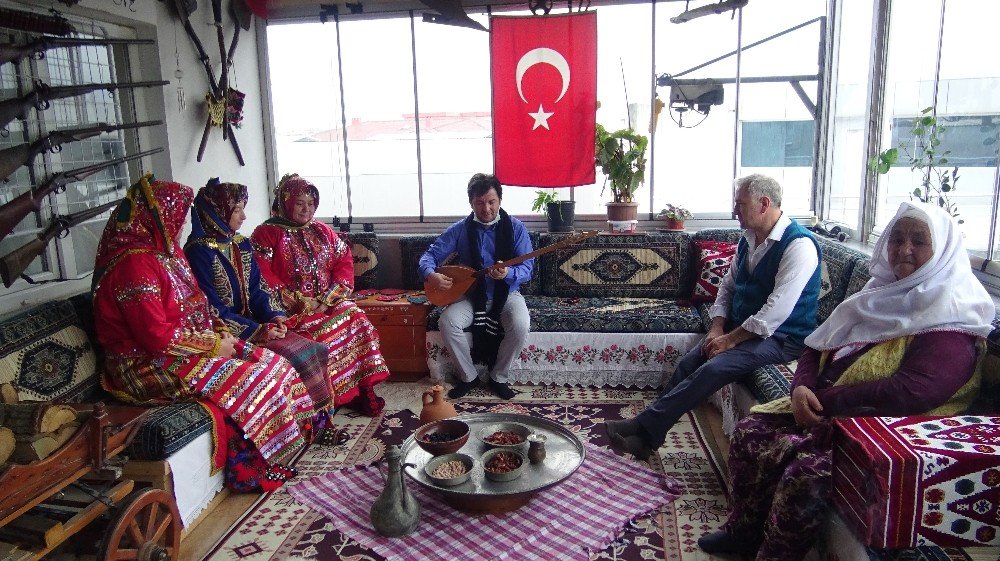 Bursa’da Evlerinde Biriktirdikleri Antika Eşyalarla Yörük Kültürünü Yaşatıyorlar