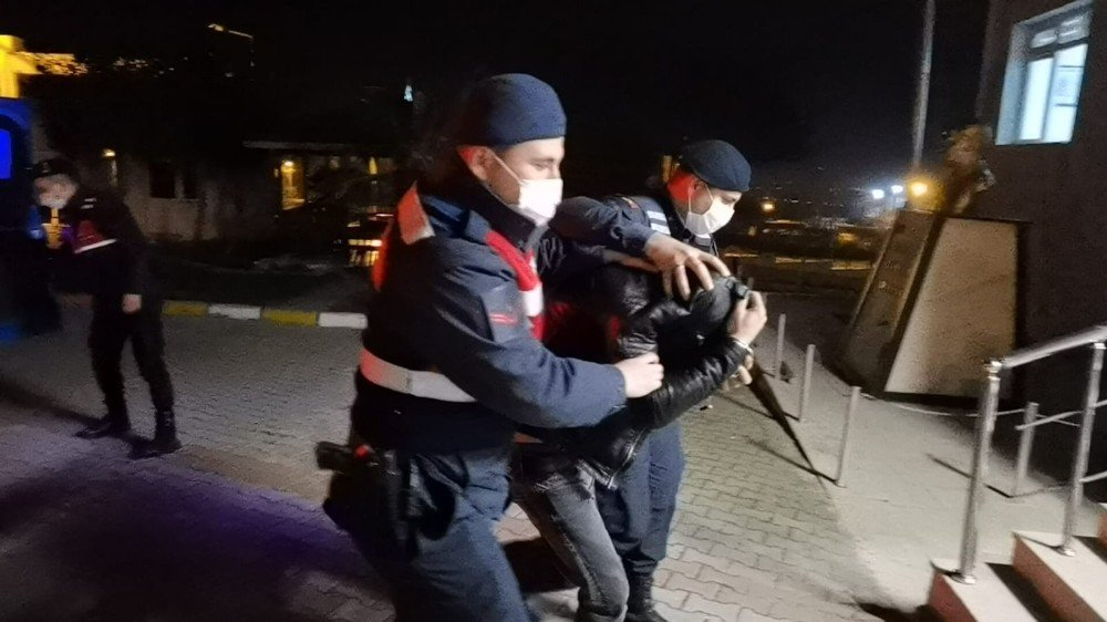 Gömdüğü Uyuşturucuyu Çıkarırken Yakalandı