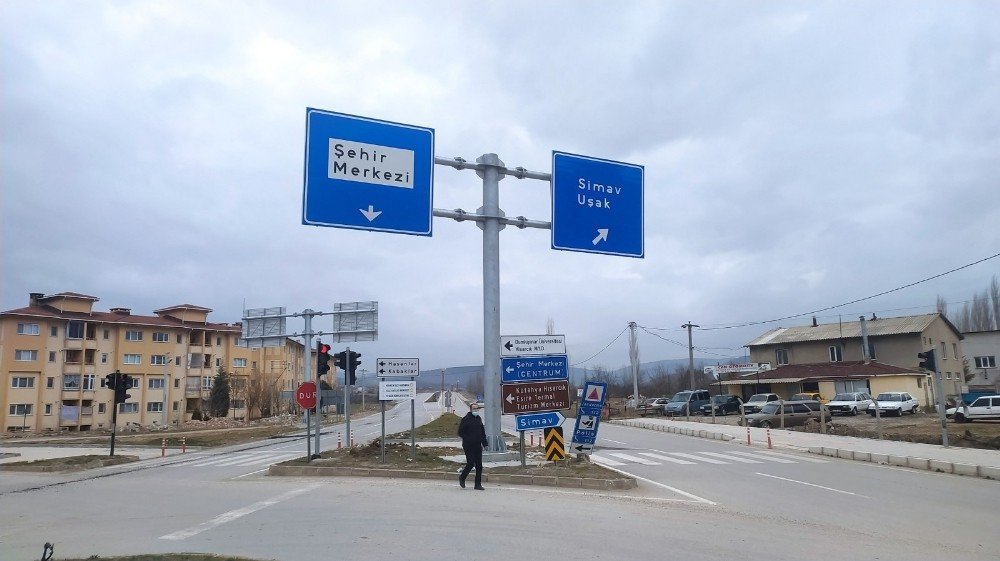 Hisarcık’ta Yeni Yola Dev Yön Levhaları Dikildi