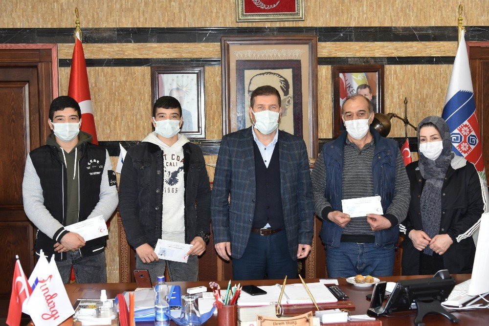 İ̇ranlı Halı Tamircisi Türk Vatandaşlığına Geçti