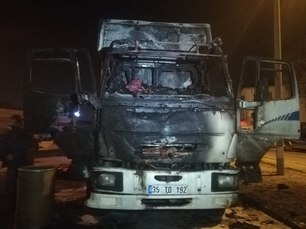 İ̇zmir’de Kamyondan Çıkan Yangın Yanında Bulunan Araca Da Sıçradı