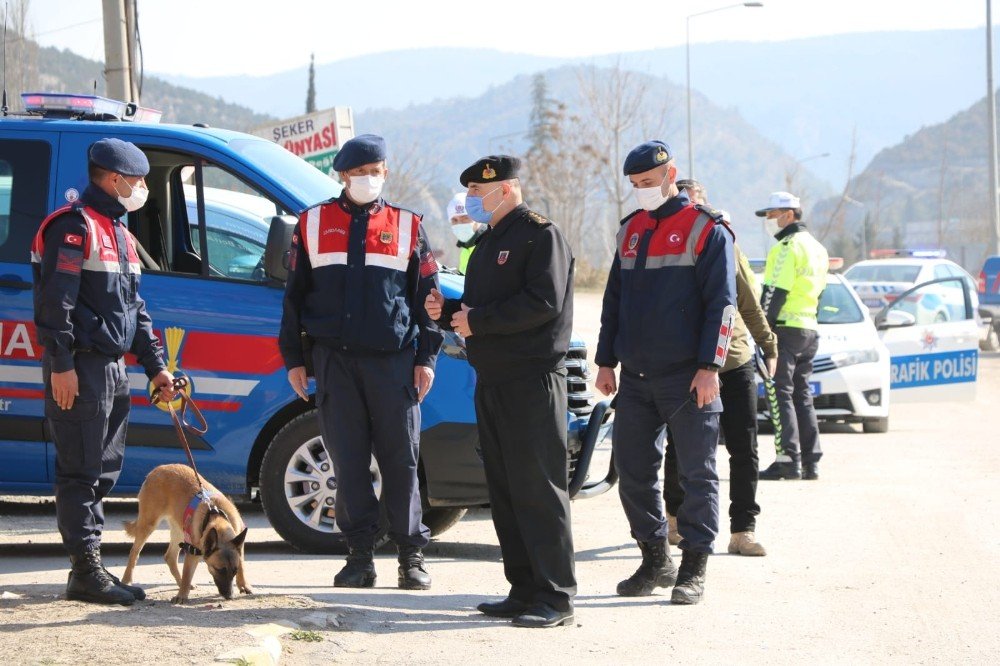 Jandarmadan Hem Denetim Hem De Kadınlara Karanfil