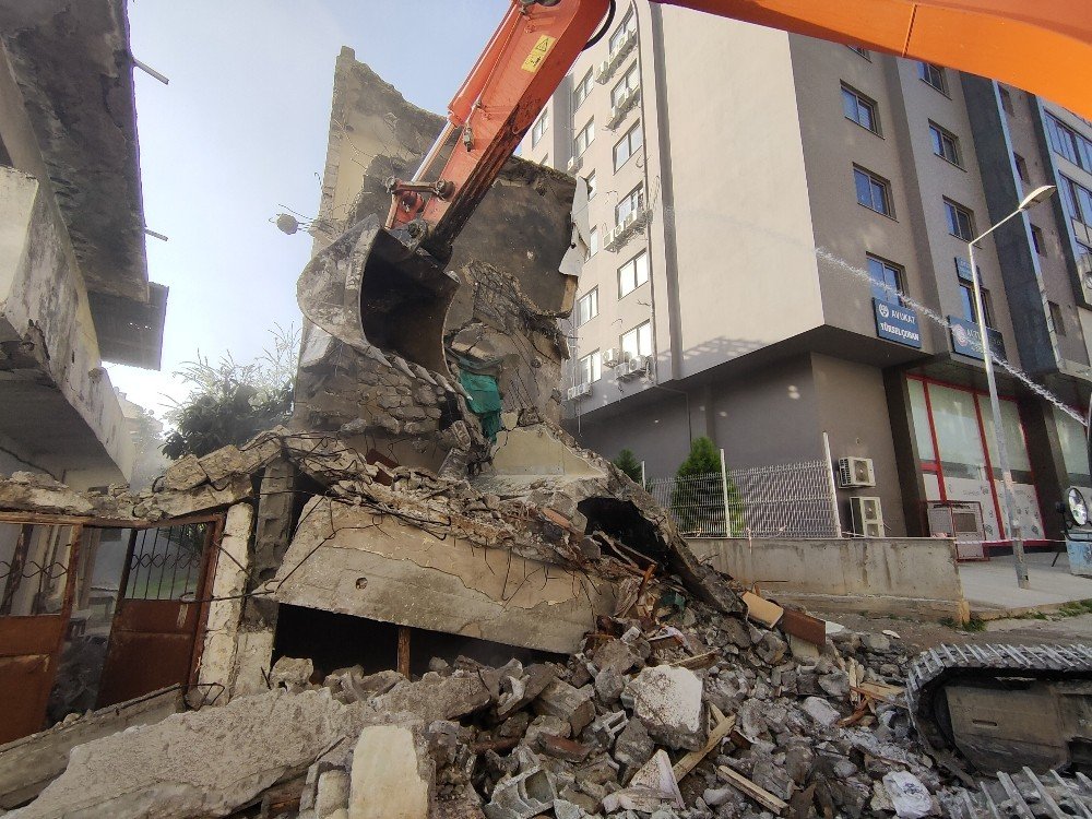 Mersin’de 3 Katlı Metruk Bina Kontrollü Şekilde Yıkıldı