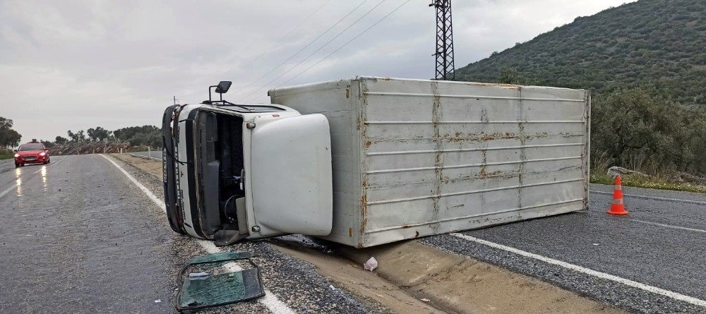 Kontrolden Çıkan Kamyon Yola Devrildi