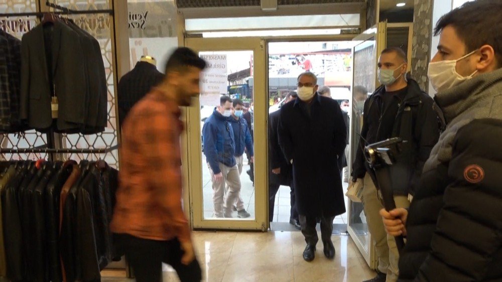 Vali, Maskesiz Yakaladığı Gence Önce Espri Yaptı Sonra Korona Virüsün Tehlikesini Anlattı
