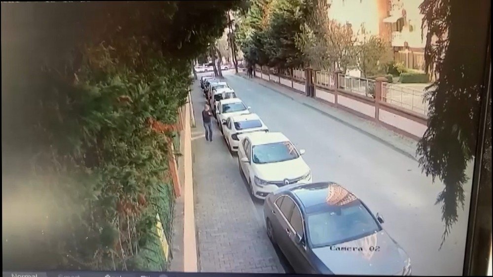 - Kadıköy’de Güpegündüz Arabanın Camını Patlatıp, Hırsızlık Yaptı