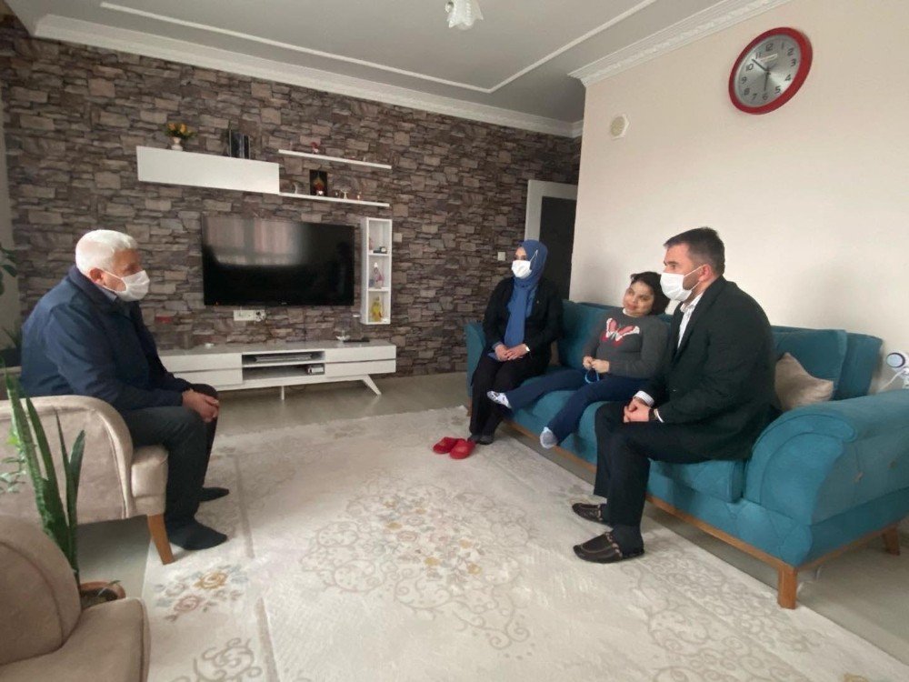 Pursaklar Belediye Başkanı Ertuğrul Çetin’den Hastalara Moral Ziyareti