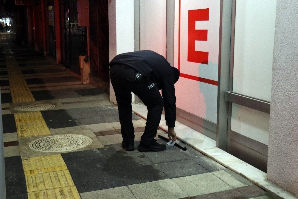 İ̇ki Grup Arasında Bıçaklı Sopalı Kavga: 1 Yaralı