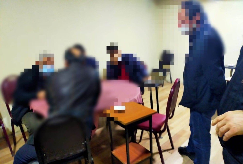Kapalı Olması Gereken Kıraathanede 28 Kişi Yakalandı