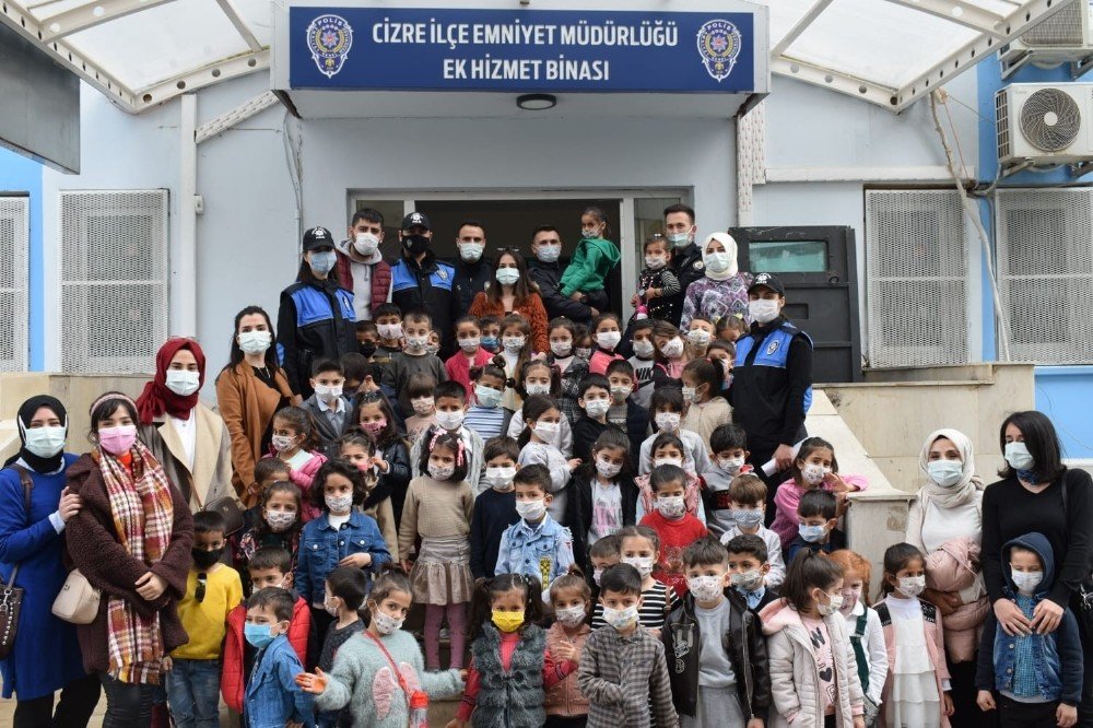 Öğrenciler Cizre Emniyet Müdürlüğü’nü Gezdi