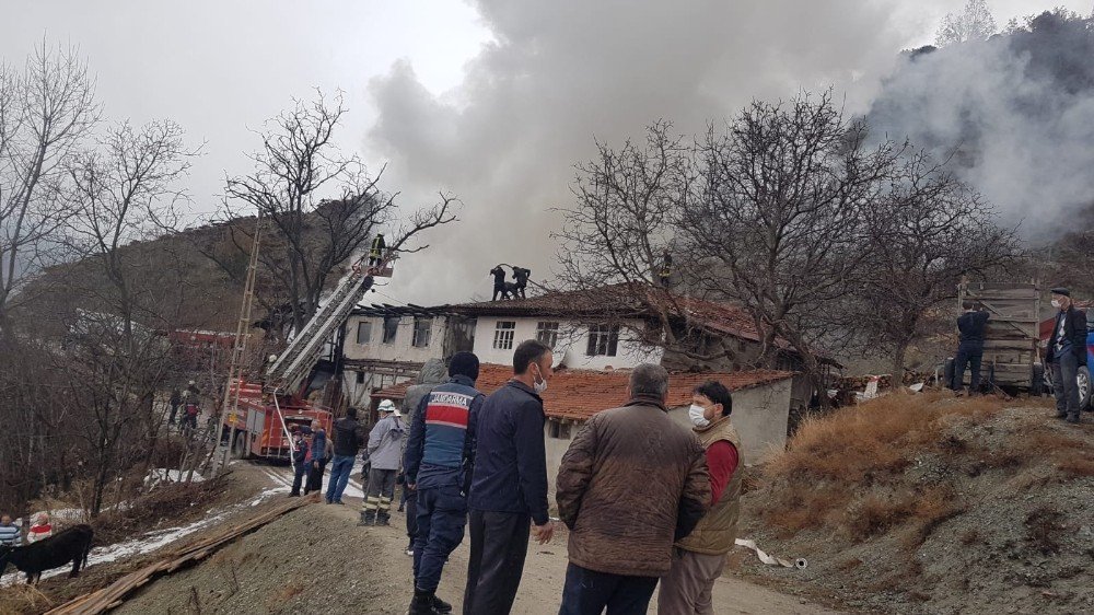 Kastamonu’da İki Ahşap Ev Ve Bir Samanlık Yandı