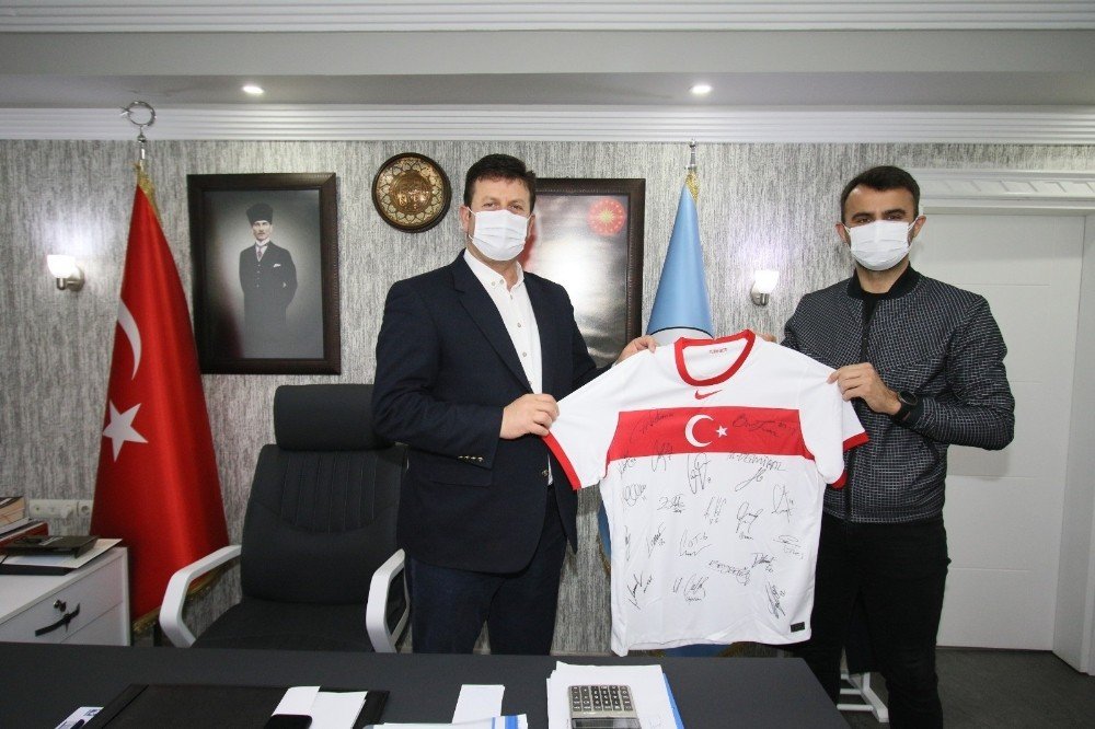 Tff Hakemlerinden Başkan Soykan’a Anlamlı Hediye
