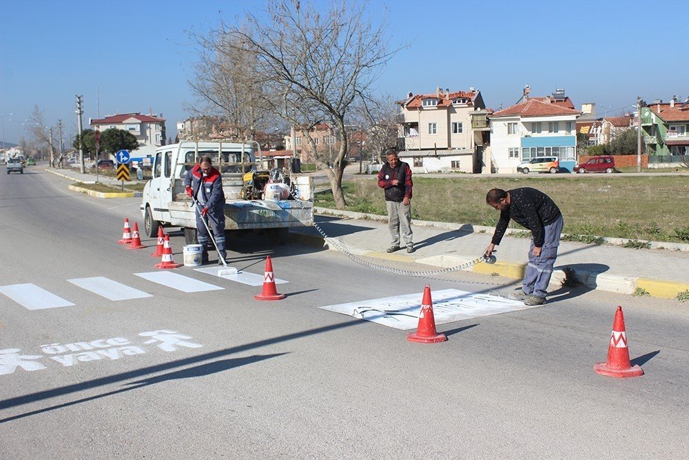 Burhaniye’de Yaya Geçitleri Boyanıyor