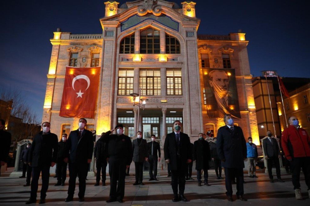Aksaray 19.21’de İ̇stiklal Marşı İçin Kilitlendi