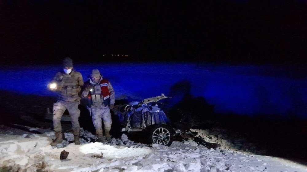 Otobüsle Çarpışan Otomobil İkiye Bölündü:1 Ölü, 4 Yaralı