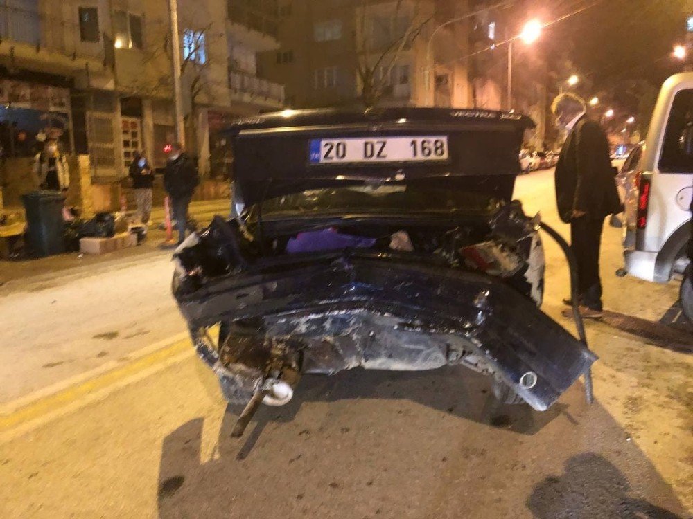 Köpeği Ezmemek İçin Kaldırımdaki Otomobillere Çarptı