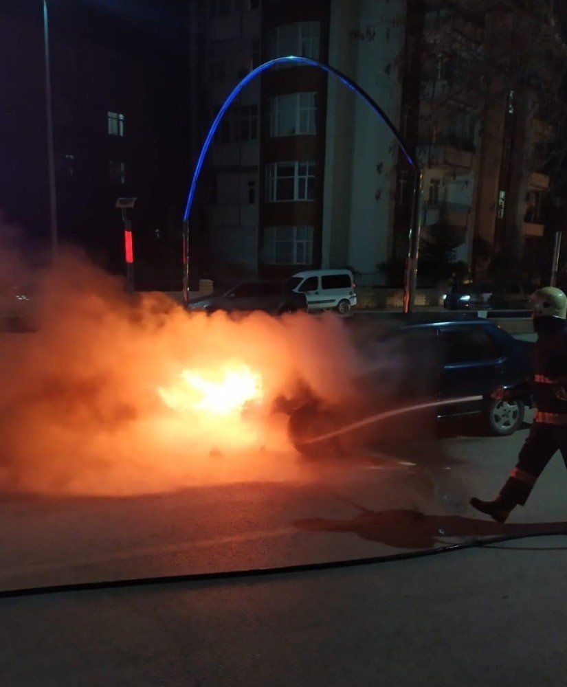 Elazığ’da Seyir Halindeki Otomobil Yandı