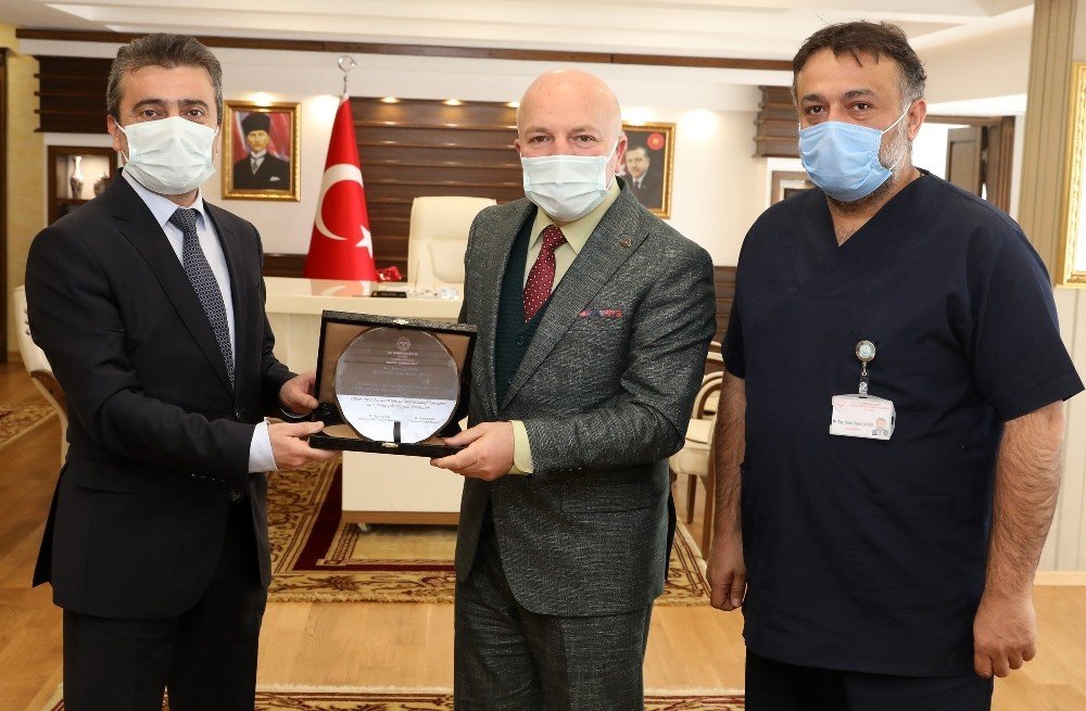 İ̇l Sağlık Müdürü Bedir’den Başkan Sekmen’e Teşekkür Plaketi