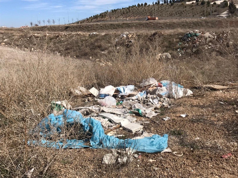 Duyarsızca Atılan Molozlar Çevre Kirliliğine Neden Oluyor