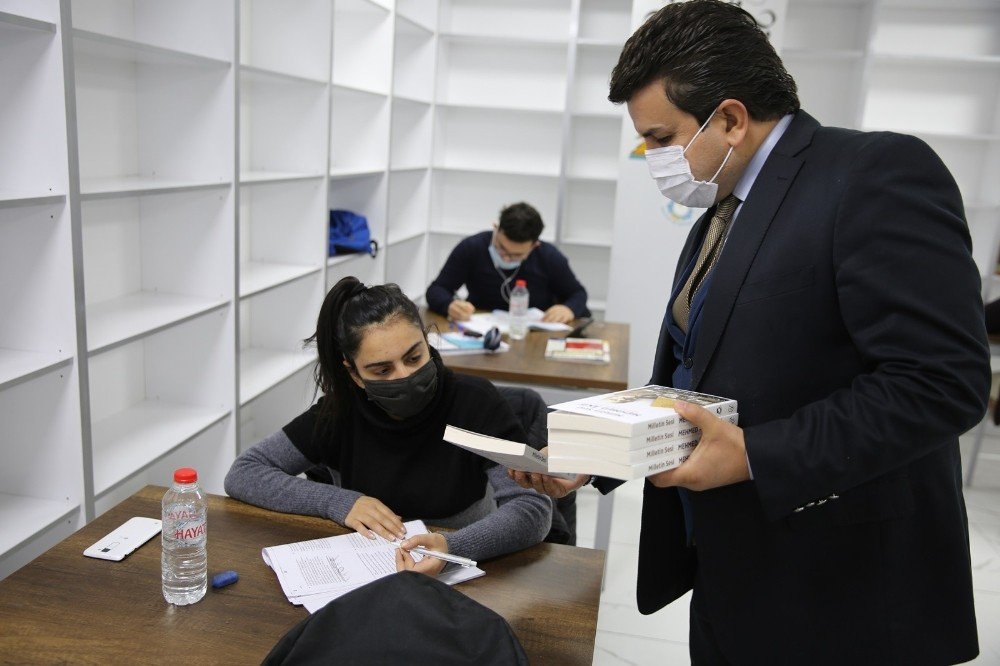 Gençlere Mehmet Akif Ersoy Kitabı Hediye Edildi