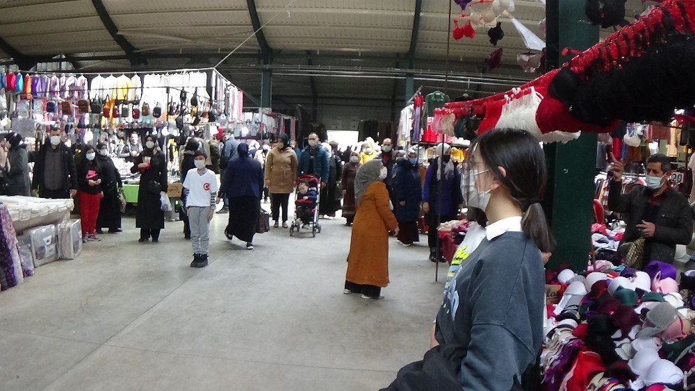 Habersiz Çalınan İ̇stiklal Marşı’nı Duyan Olduğu Yerde Kaldı