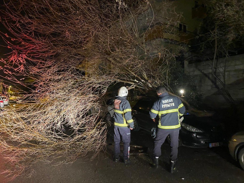Hatay’da Etkili Olan Fırtına Araçlara Zarar Verdi