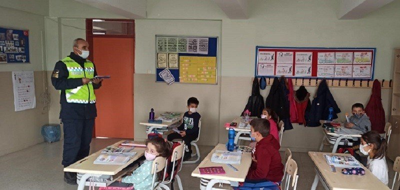 Jandarmadan Okullarda “trafik Dedektifleri Ve İ̇yi Dersler Şoför Amca” Semineri