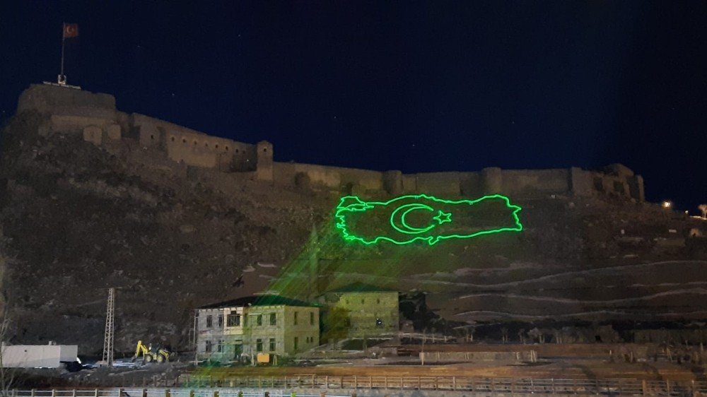 Kars’ta Bayrak Ve Atatürk Temalı Lazer Gösterisi