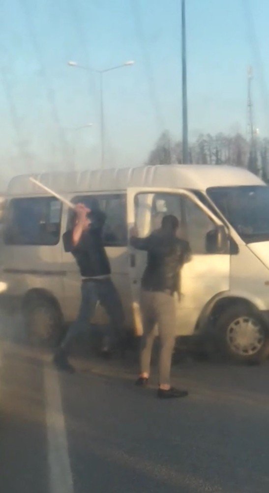 Karayolunda Dehşet Anları: Minibüsün Yolunu Kesip Bıçak Ve Sopayla Saldırdılar