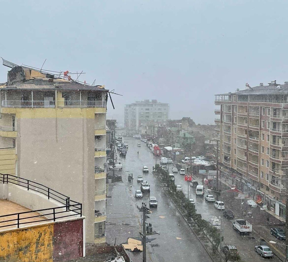 Şiddetli Rüzgarda 7 Katlı Binanın Çatısı Uçtu