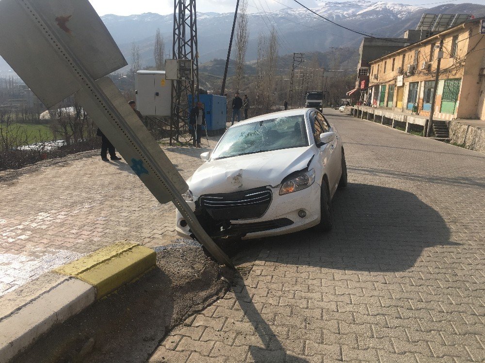 Önce Uyarı Levhasına, Ardından Duvara Çarpıp Durabildi