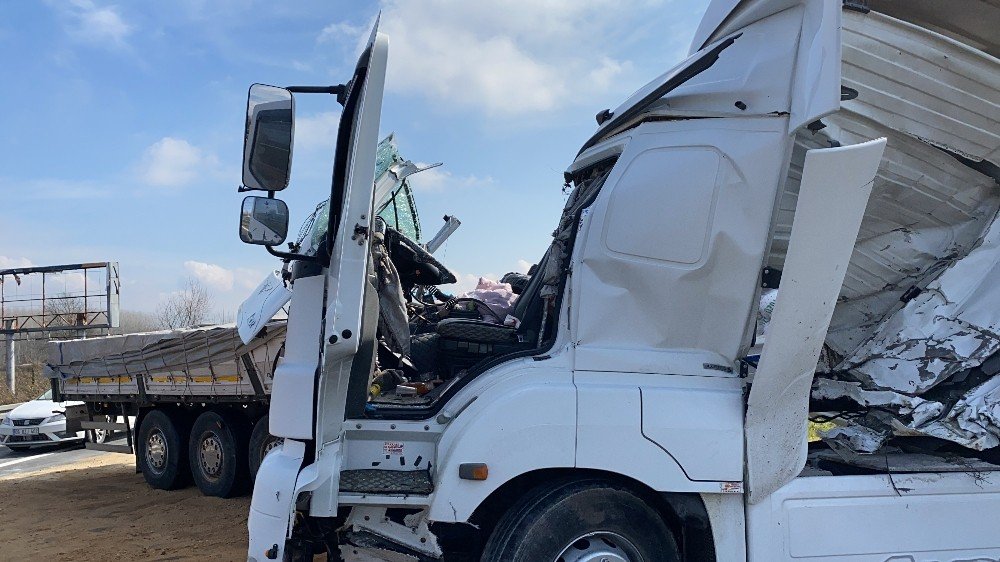 Tem’de 2 Tır Çarpıştı İ̇stanbul İstikameti Trafiğe Kapandı