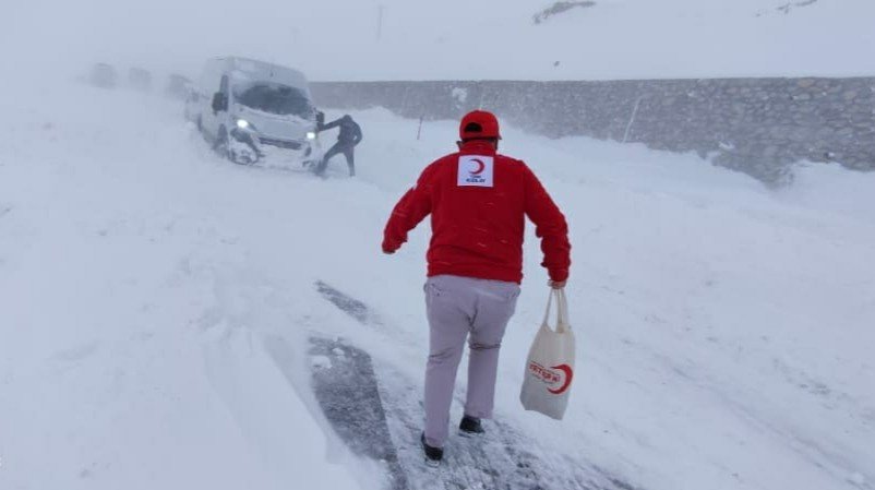 Kızılay, Tendürek Dağı’nda Mahsur Kalan Araçtaki Yolcuların İmdadına Yetişti