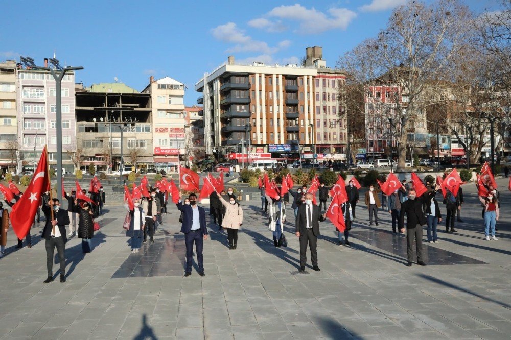 Başkan Ve Gençler İ̇stiklal Marşı İçin Buluştu