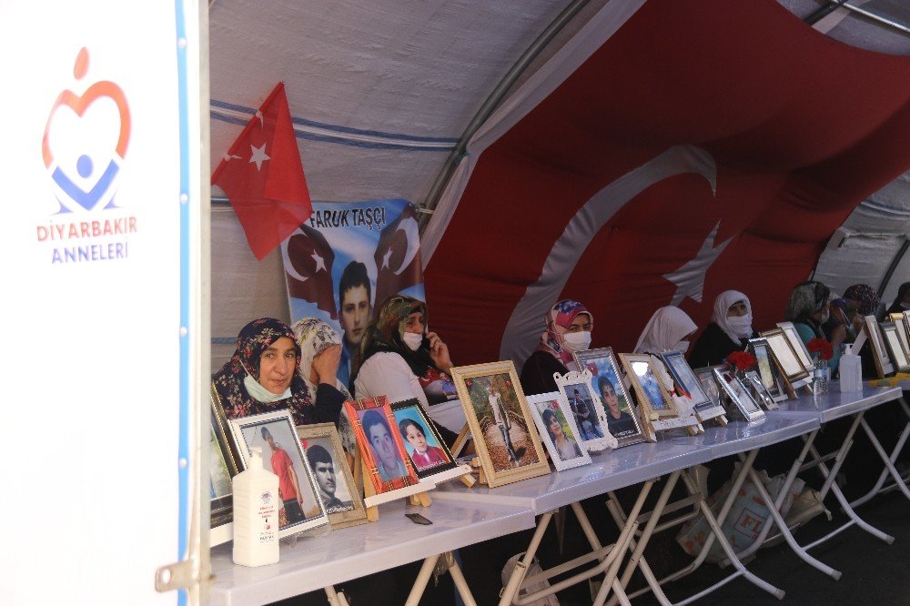 Teröristler, Evladını İstemek İçin Annenin Uzattığı Yasin-i Şerif’e Tekme Attı