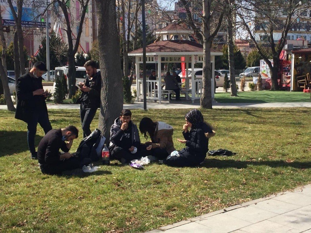 Tokat’ta Güneşli Hava Pandemi Önlemlerini Unutturdu