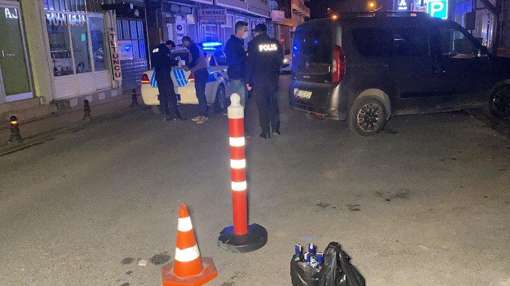 Kısıtlamada Alkol Şişeleriyle Yakalanınca Cezadan Kaçamadılar