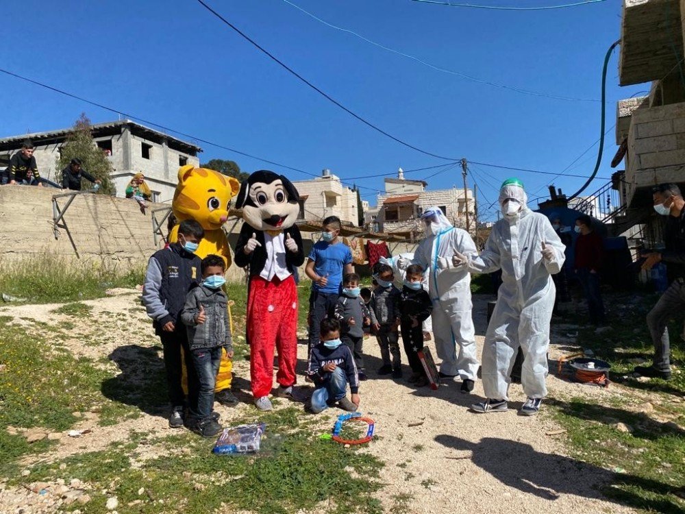 Batı Şeria’da Sağlıkçılardan Covid-19 Hastası Çocuklara Moral Ziyareti