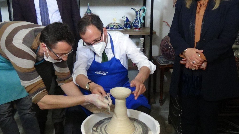 Bakan Kasapoğlu Çini Çarkı Başında