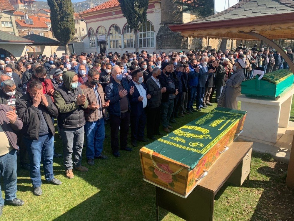 Acılı Babanın “oğlum Bu, Beni Dinlemedi” Diyerek Feryat Ettiği Genç, Arkadaşıyla Birlikte Topraga Verildi