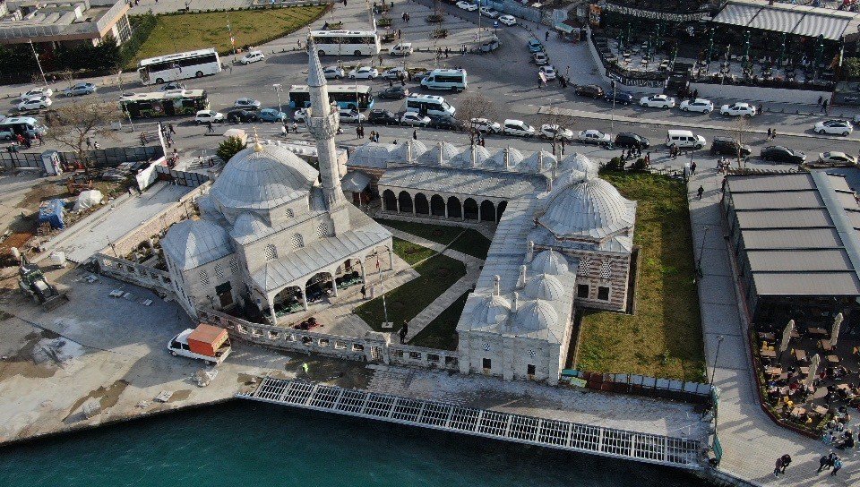 İ̇stanbul’da 5 Asırlık Camiyi Çatlattılar