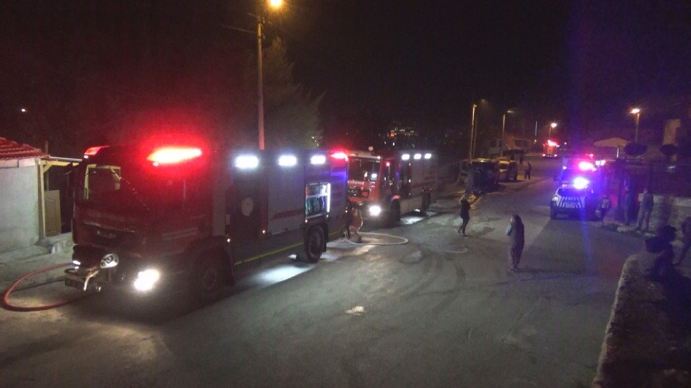 İ̇zmir’de Korkunç Olay: Karısı Ve Kızı İçerideyken Evi Ateşe Verdi