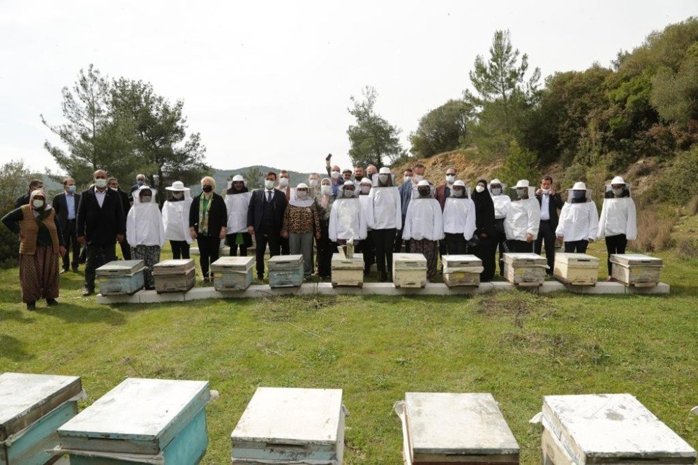 İ̇zmir’de 100 Roman Kadına, 1000 Arı Kovanı Teslim Edildi