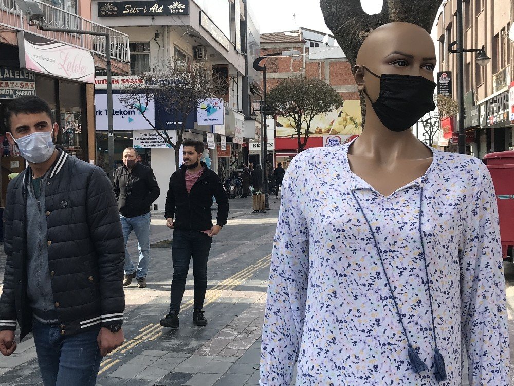 Dükkanının Kapanmasını İstemeyen Esnaf, Cansız Mankene Maske Taktı