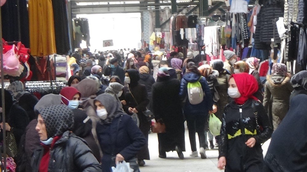 Kadınlar Kıyafet Pazarına Akın Etti
