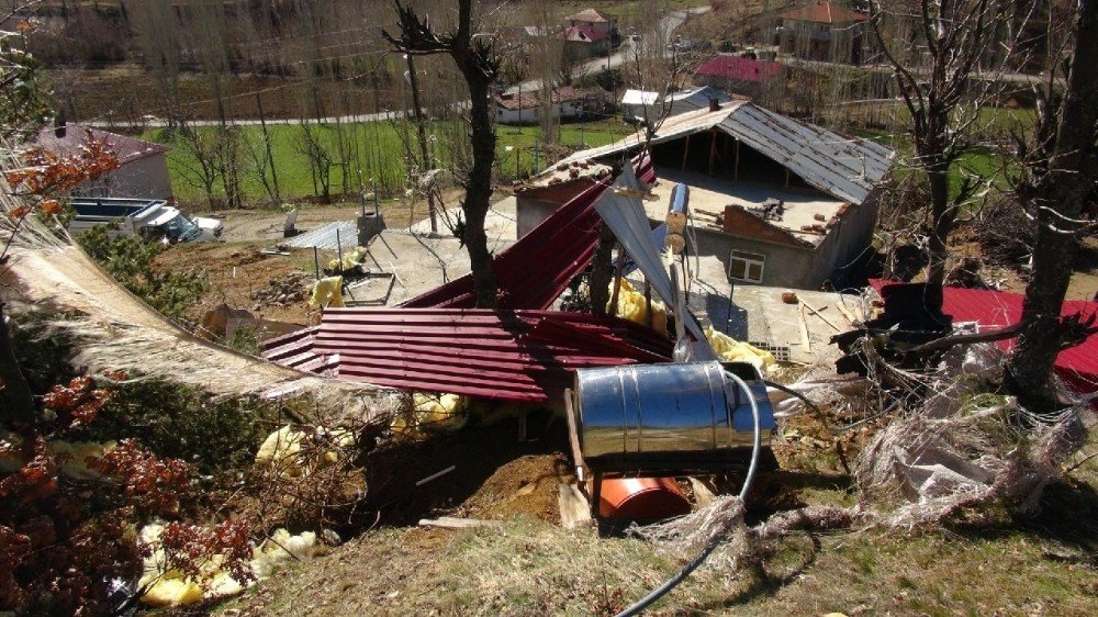 Malatya’da Fırtına Onlarca Ahırın Ve Evin Çatısını Uçurdu